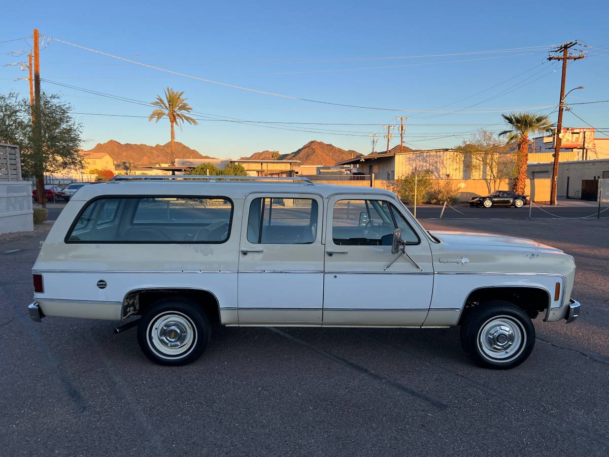 Chevrolet-Suburban-1974-3