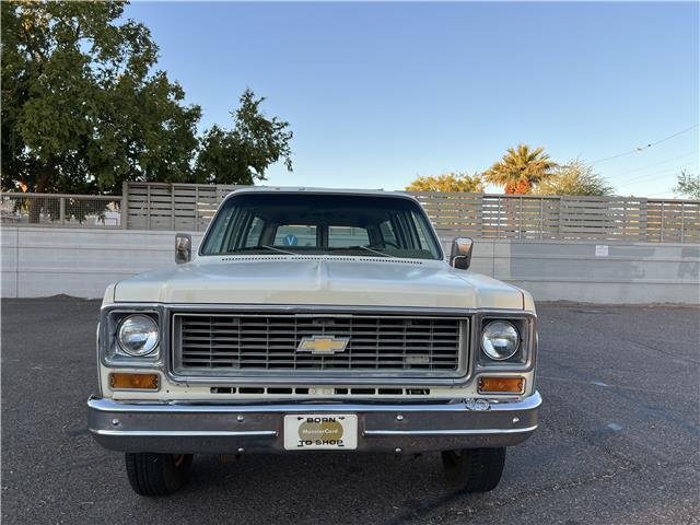 Chevrolet-Suburban-1974-3