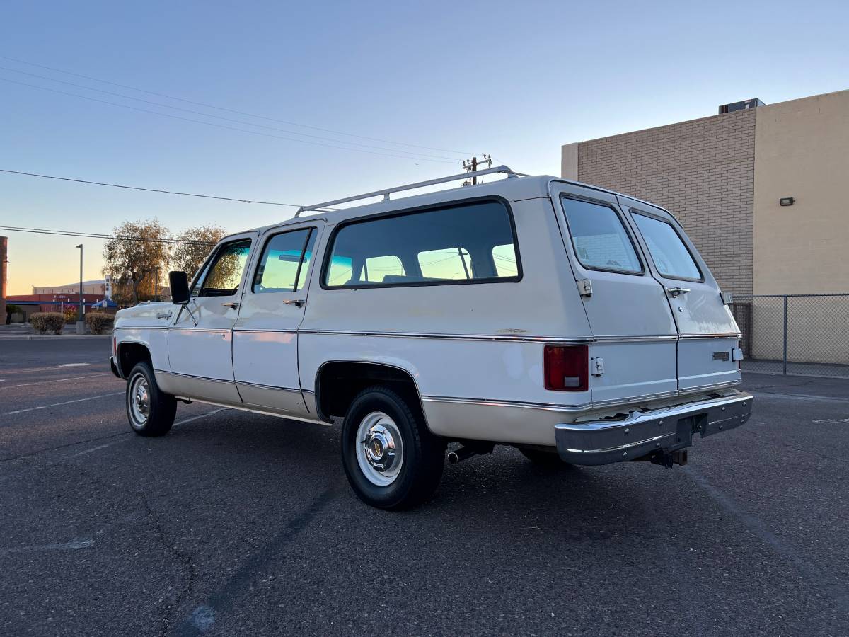 Chevrolet-Suburban-1974-5