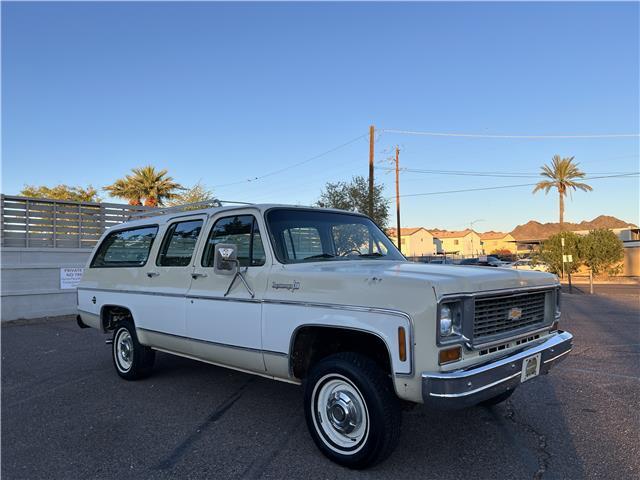 Chevrolet-Suburban-1974-5