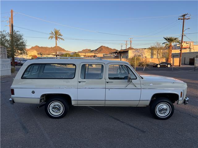 Chevrolet-Suburban-1974-8