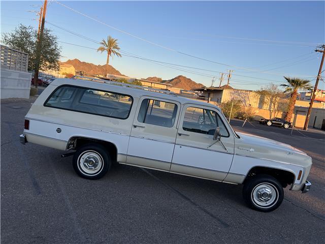 Chevrolet-Suburban-1974-9