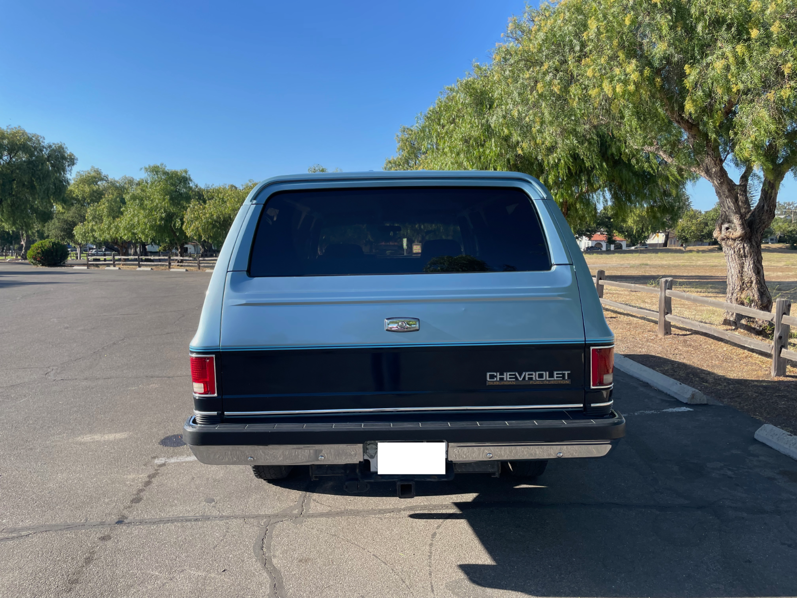 Chevrolet-Suburban-1989-2