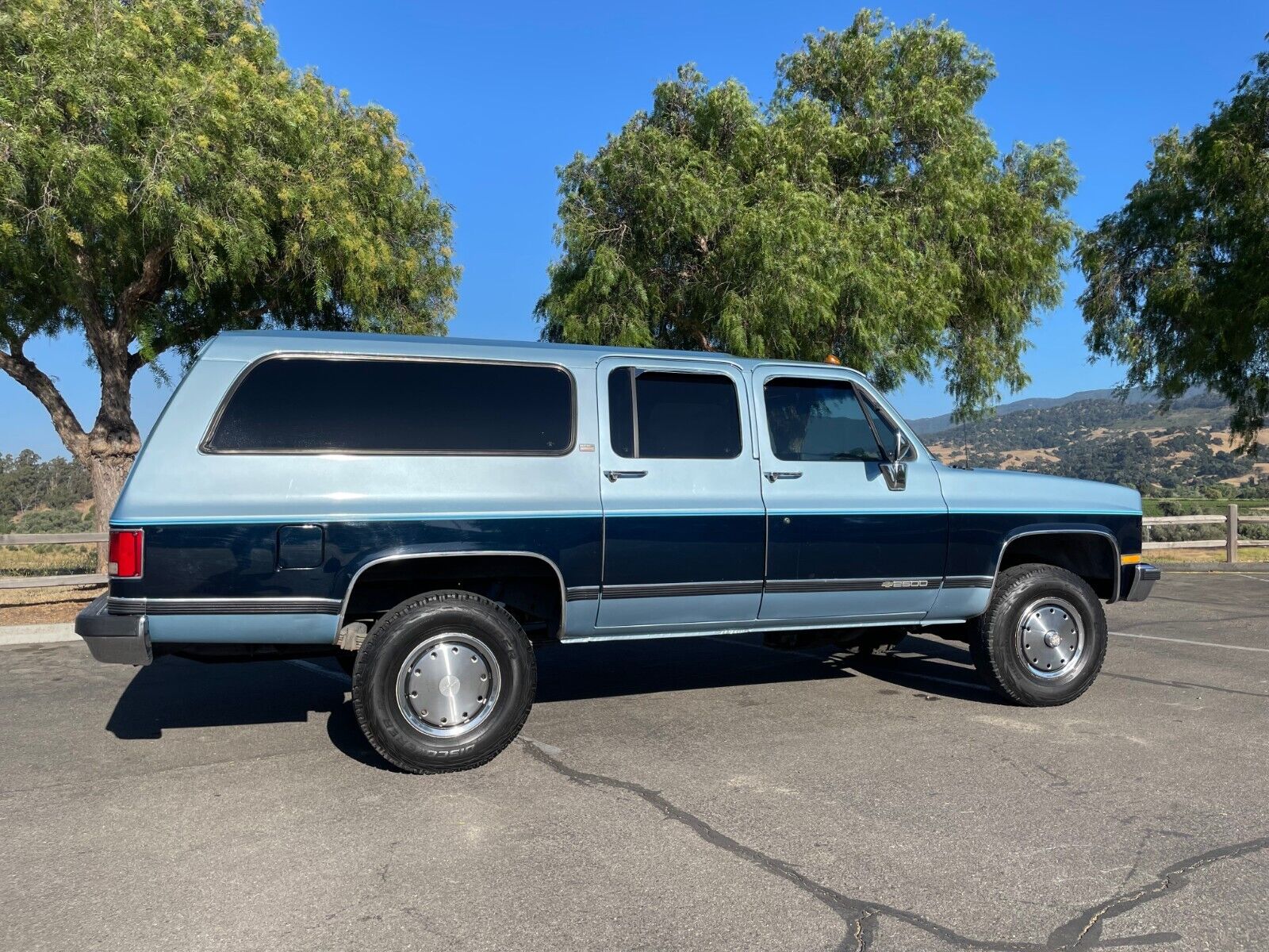 Chevrolet-Suburban-1989-38