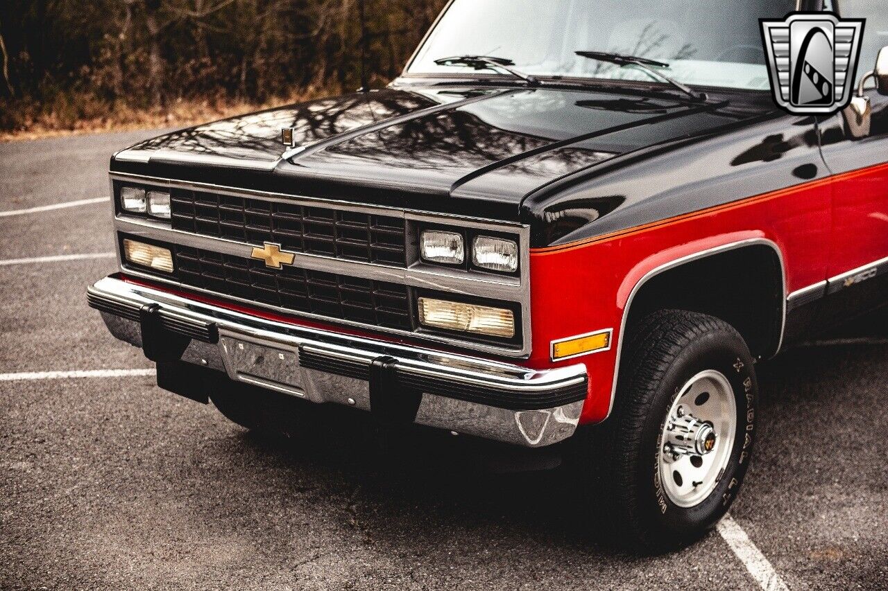 Chevrolet-Suburban-1991-10