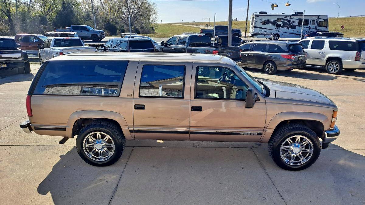 Chevrolet-Suburban-1994-13