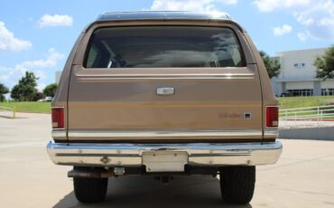 Chevrolet-Suburban-Pickup-1988-5