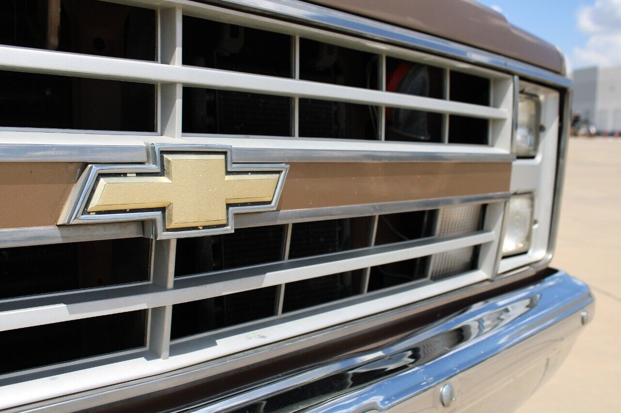 Chevrolet-Suburban-Pickup-1988-9