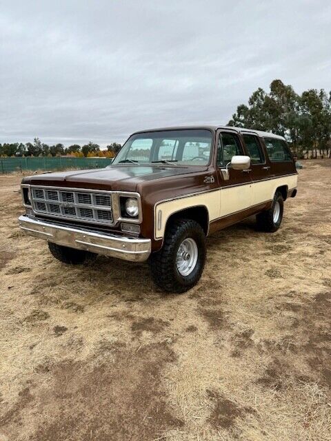 Chevrolet-Suburban-SUV-1977-2