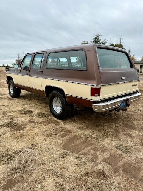 Chevrolet-Suburban-SUV-1977-4