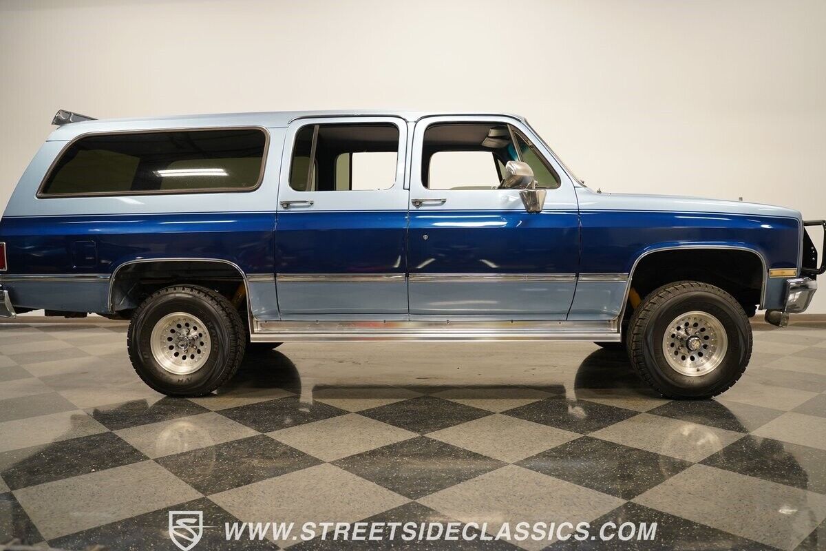 Chevrolet-Suburban-SUV-1982-11