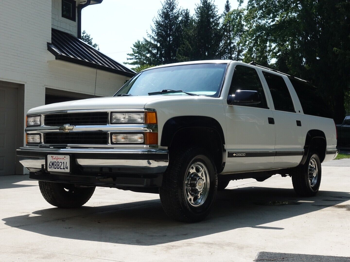 Chevrolet-Suburban-SUV-1995-1