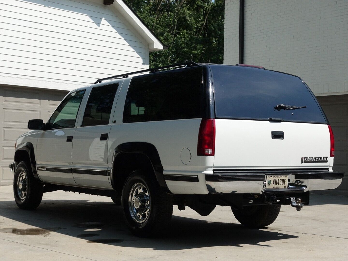 Chevrolet-Suburban-SUV-1995-2