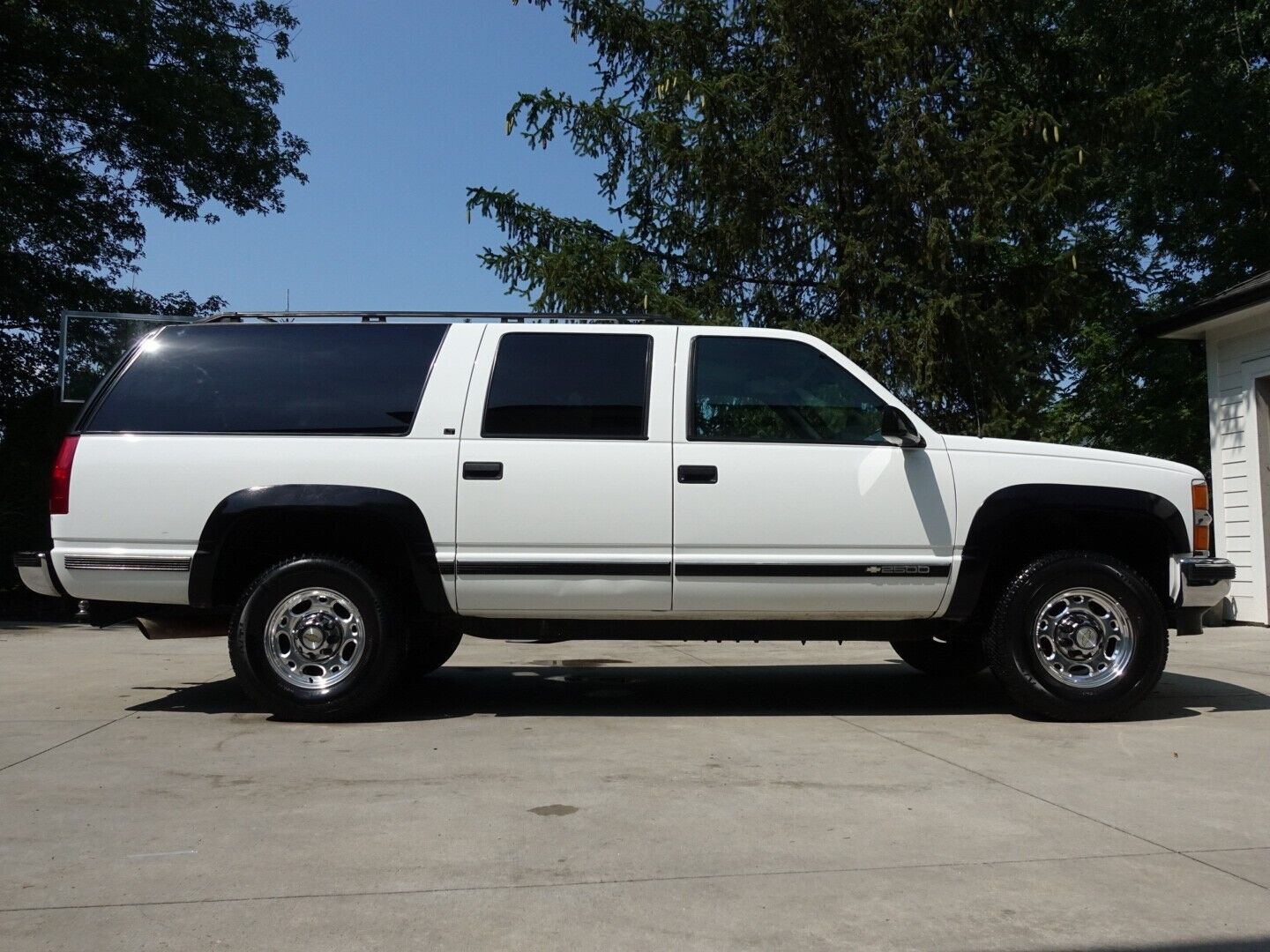 Chevrolet-Suburban-SUV-1995-4