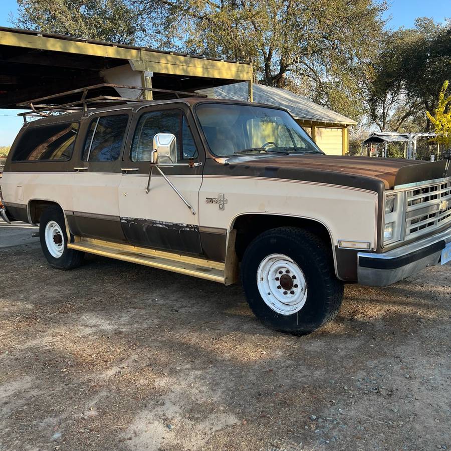 Chevrolet-Suburban-c2500-1985