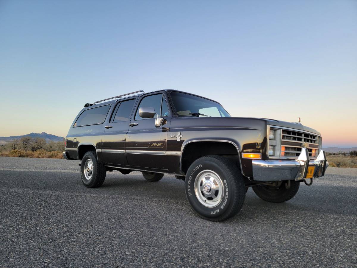 Chevrolet-Suburban-k20-1985-1