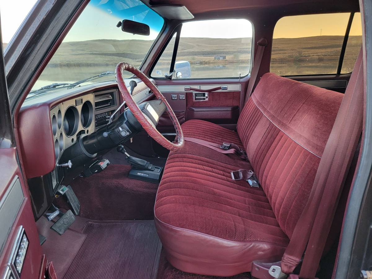 Chevrolet-Suburban-k20-1985-15