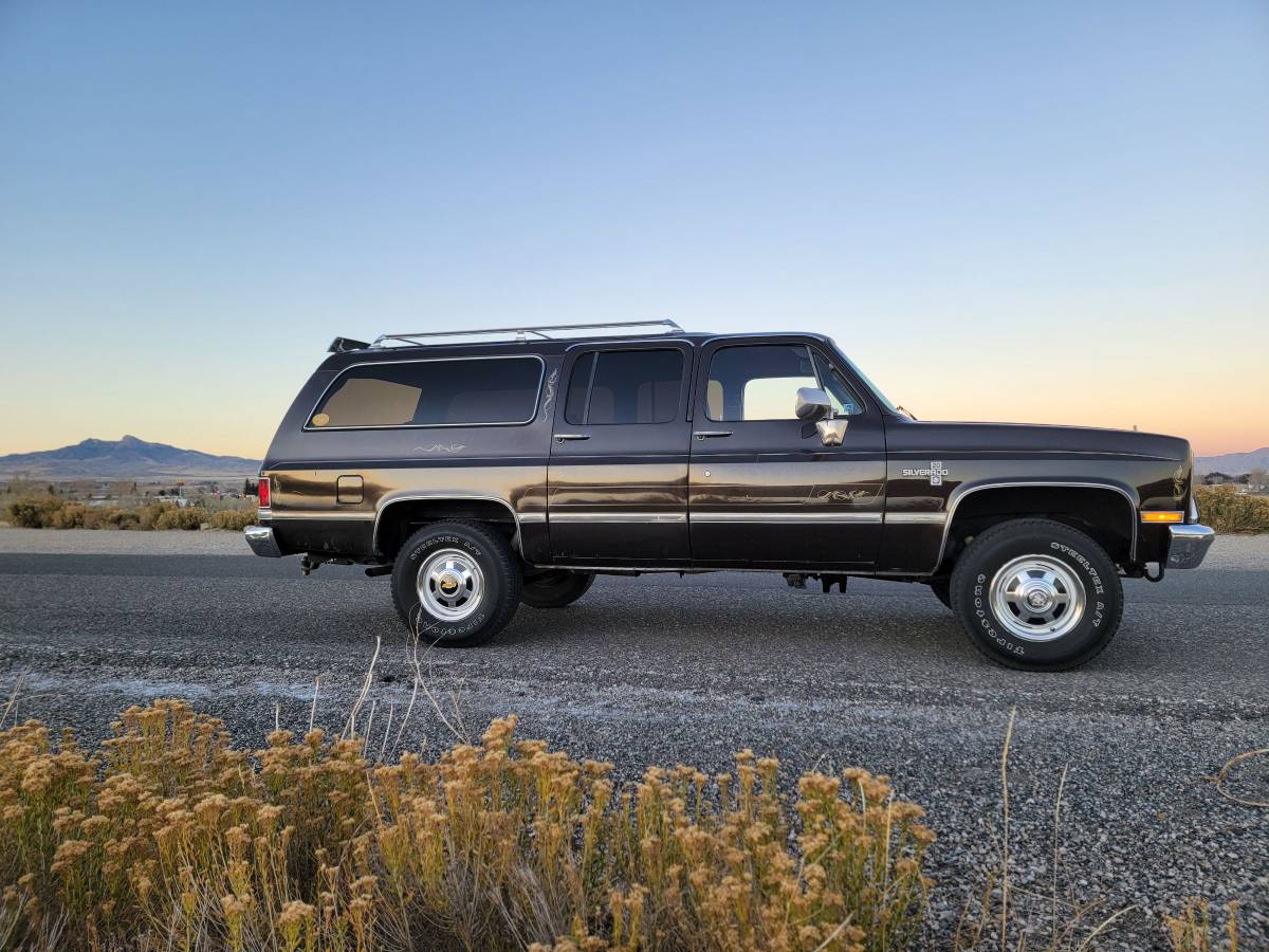 Chevrolet-Suburban-k20-1985-2