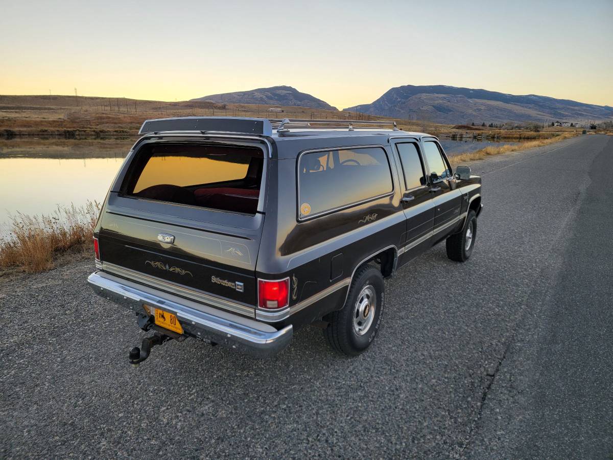 Chevrolet-Suburban-k20-1985-3