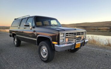 Chevrolet-Suburban-k20-1985