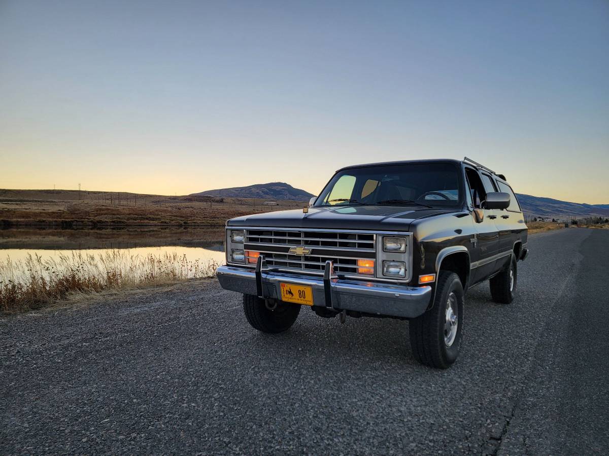 Chevrolet-Suburban-k20-1985-4