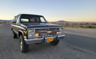 Chevrolet-Suburban-k20-1985-5