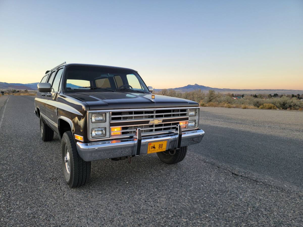 Chevrolet-Suburban-k20-1985-5