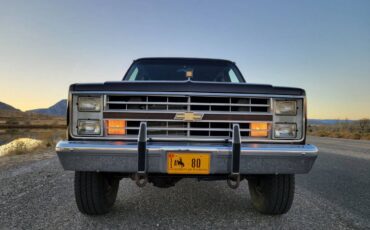 Chevrolet-Suburban-k20-1985-6