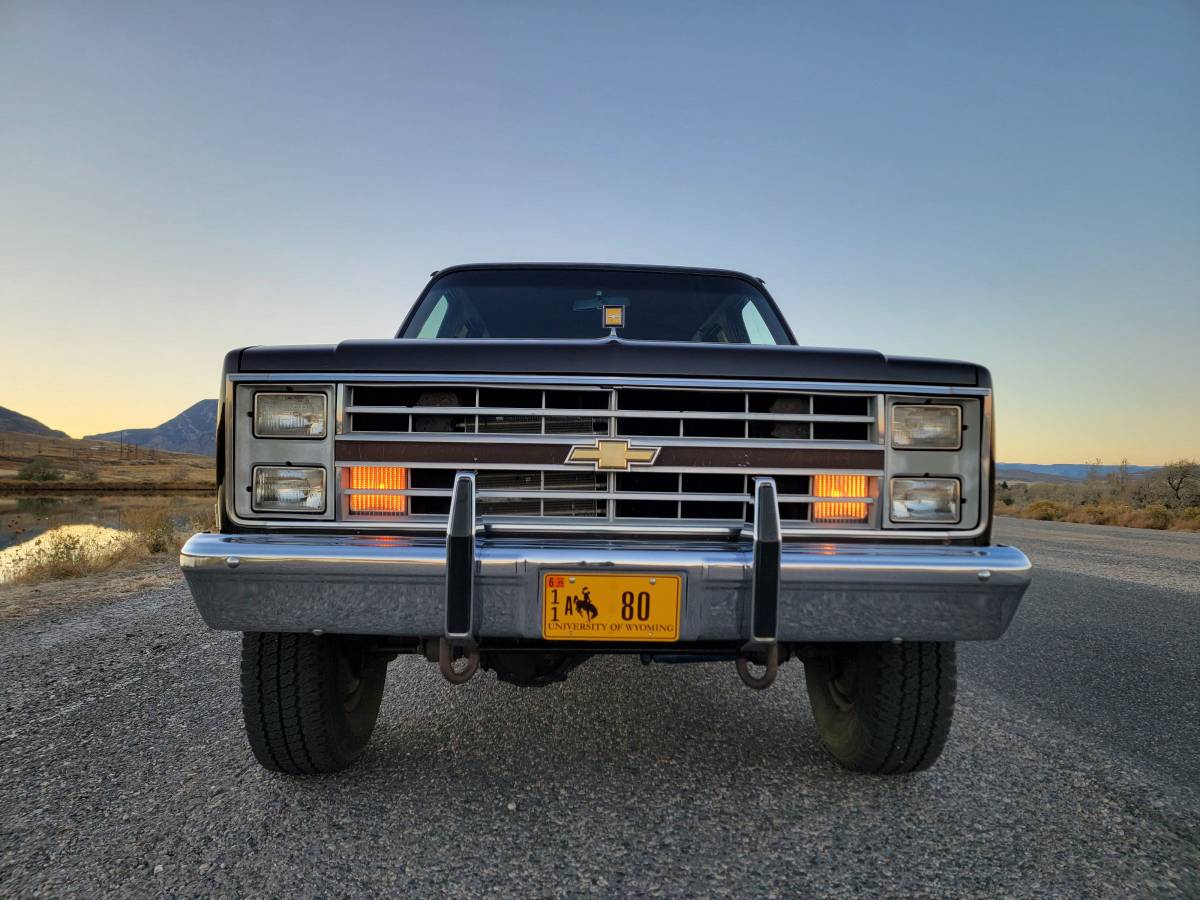 Chevrolet-Suburban-k20-1985-6