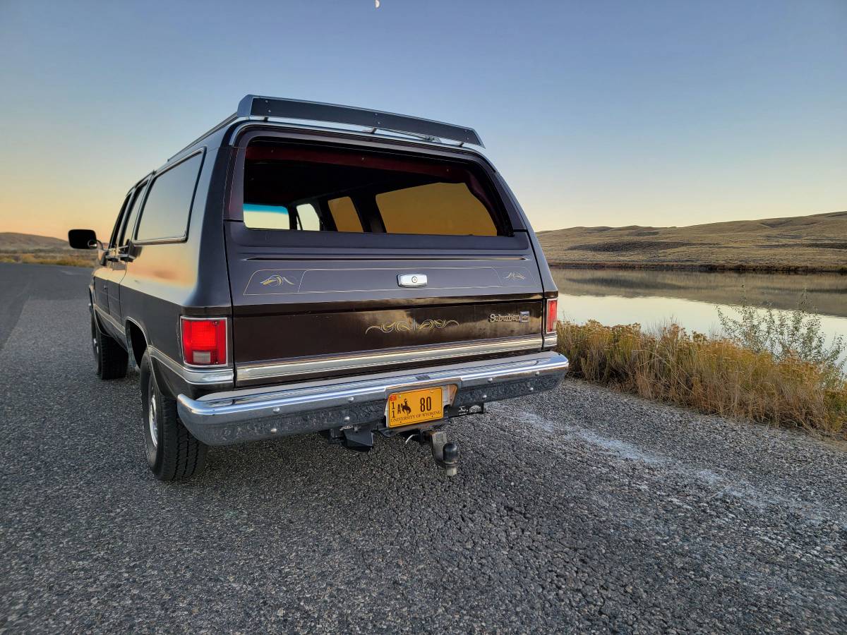 Chevrolet-Suburban-k20-1985-8