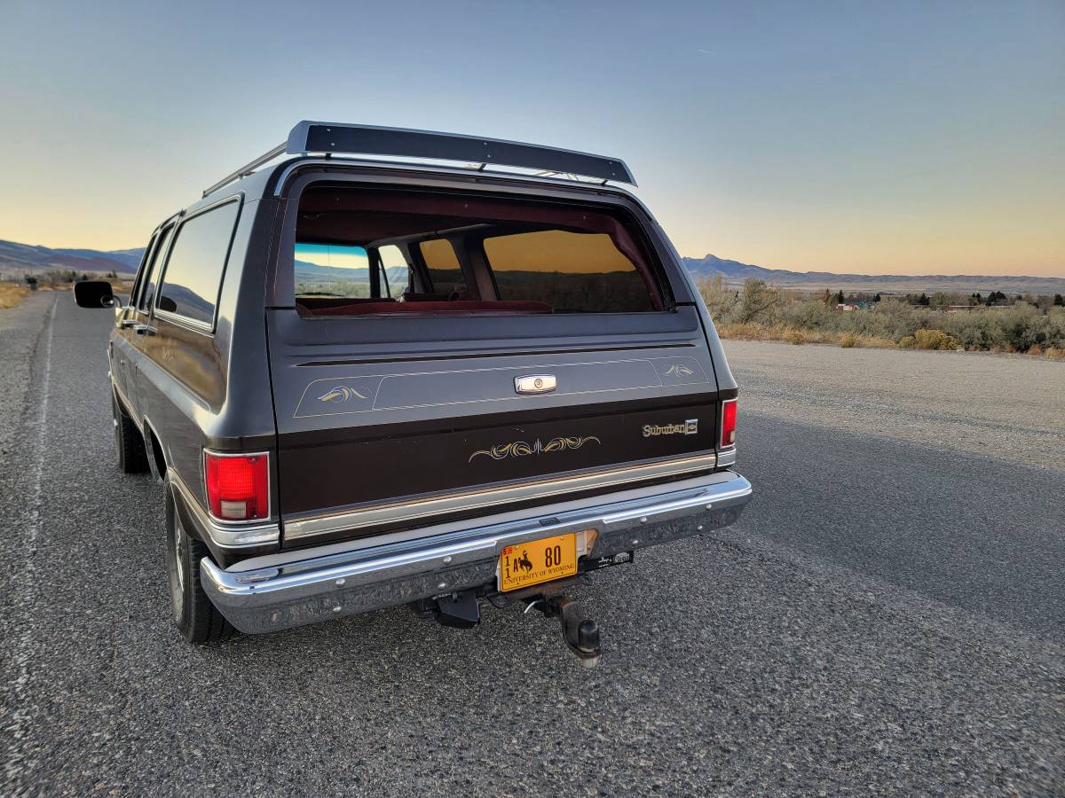 Chevrolet-Suburban-k20-1985-9