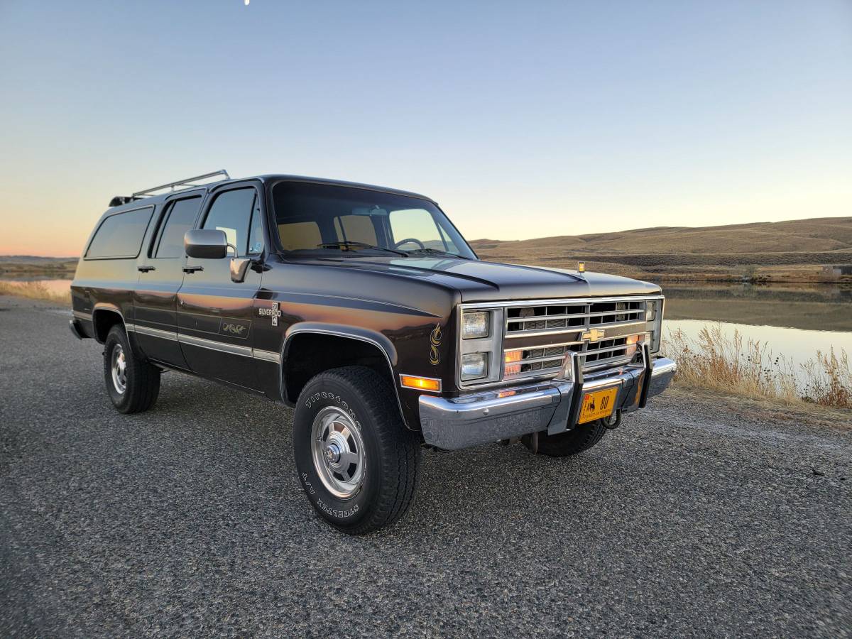 Chevrolet-Suburban-k20-1985