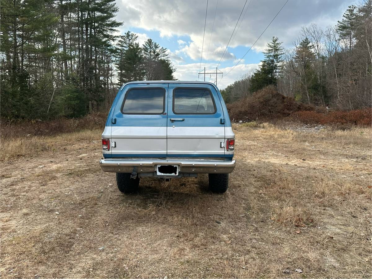 Chevrolet-Suburban-v10-1988-2