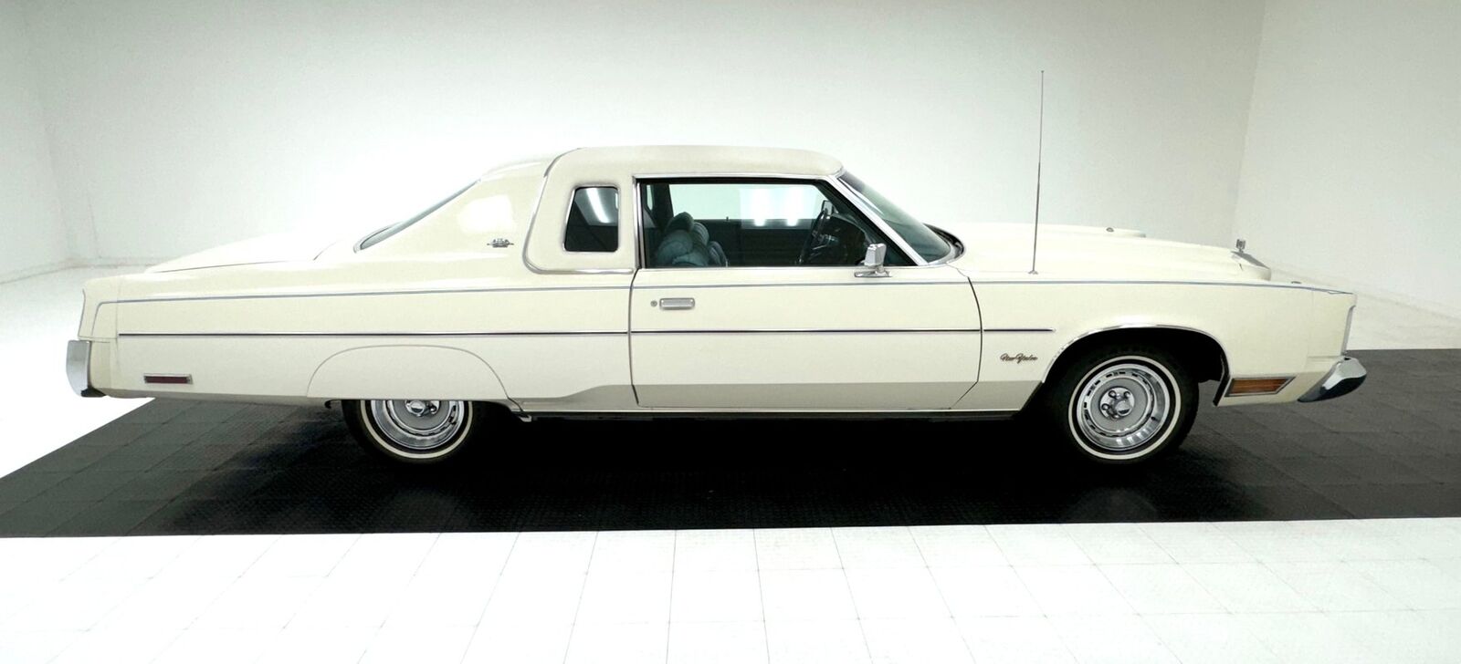 Chrysler-New-Yorker-1976-5