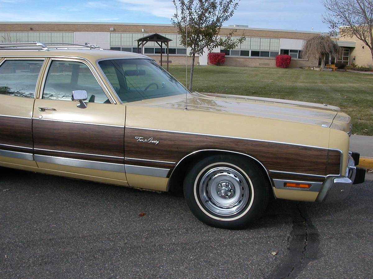 Chrysler-Town-and-country-1973-1