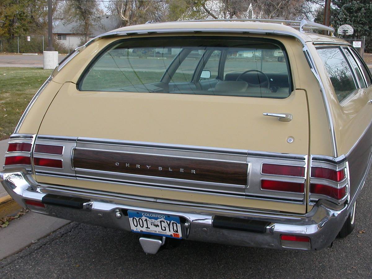 Chrysler-Town-and-country-1973-16