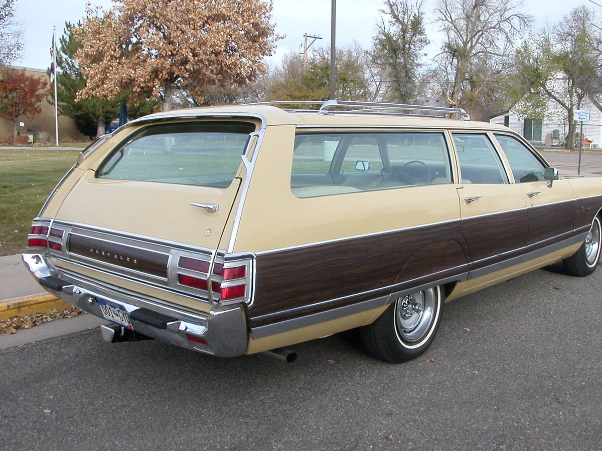 Chrysler-Town-and-country-1973-17