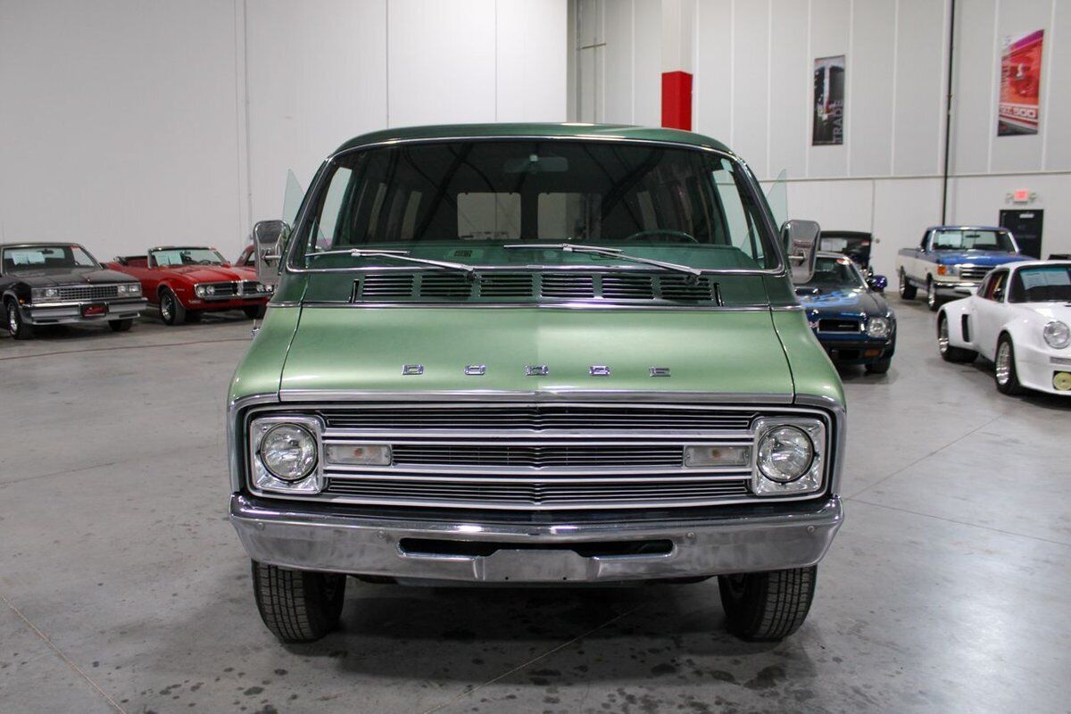 Dodge-B-200-Van-Van-1977-11