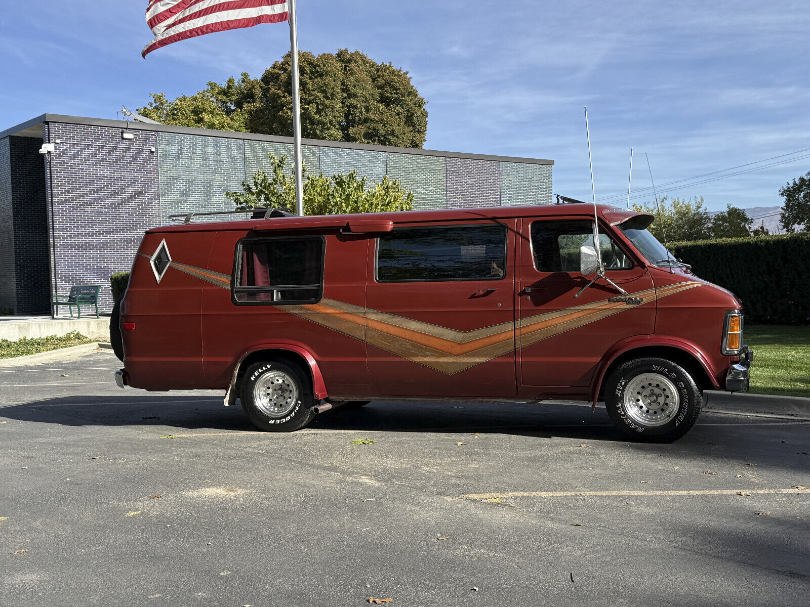 Dodge-B200-Van-1979-2