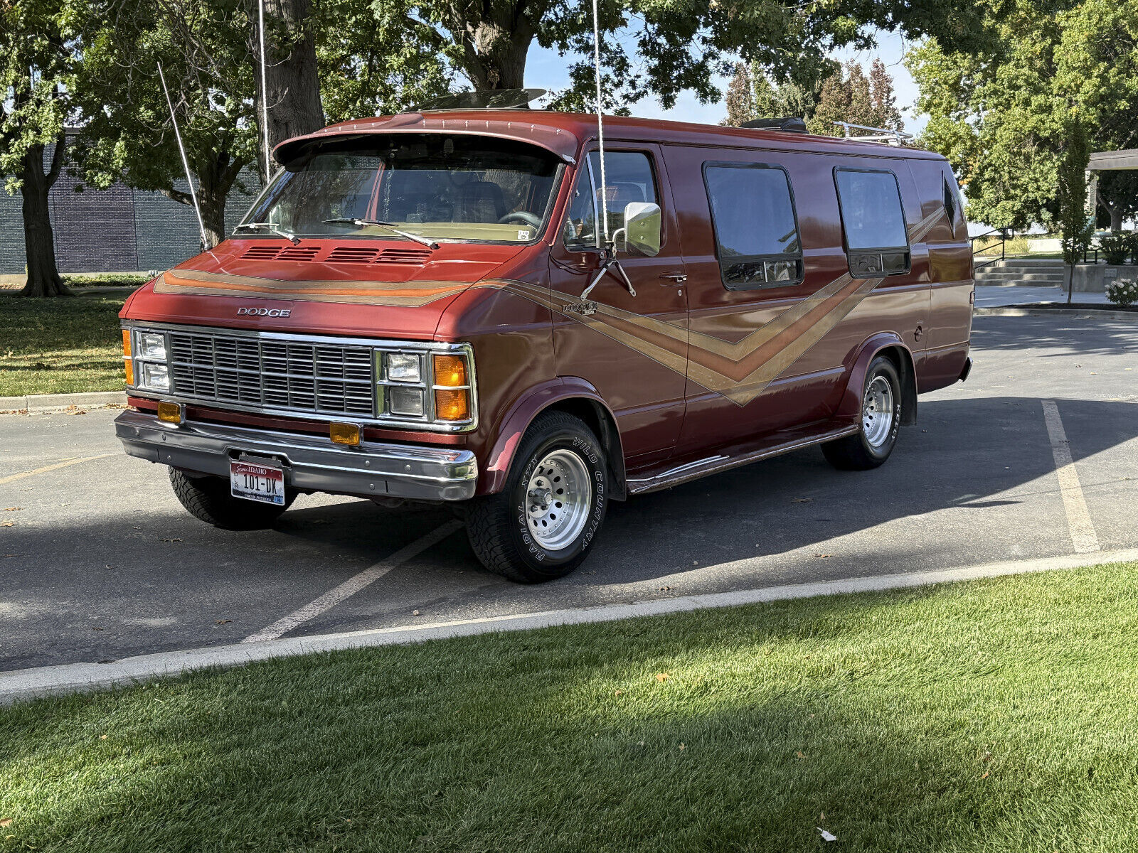 Dodge-B200-Van-1979-8