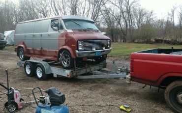 Dodge-B200-tradesman-1977