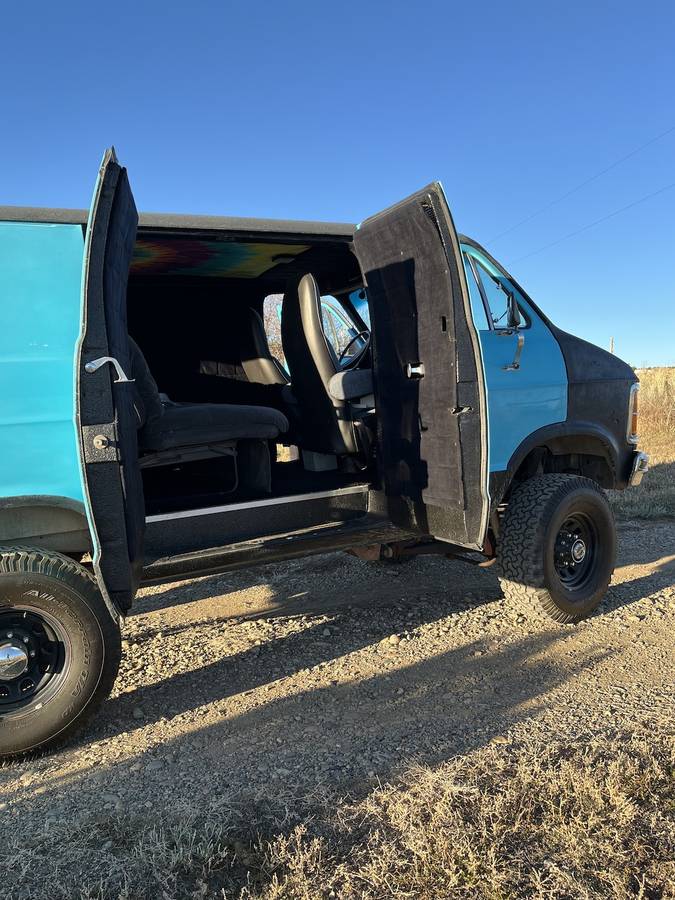 Dodge-B30-4wd-one-ton-van-1979-1