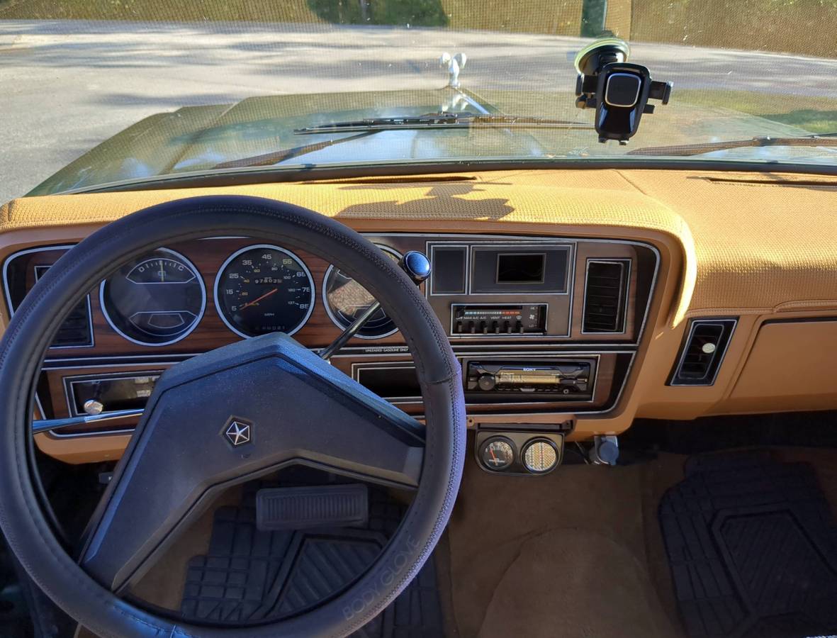 Dodge-D-series-conventional-cab-150-job-rated-1985-9