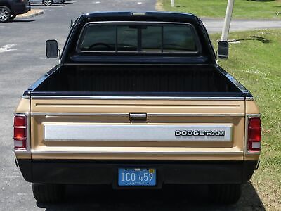 Dodge-D100-Series-Pickup-1986-23