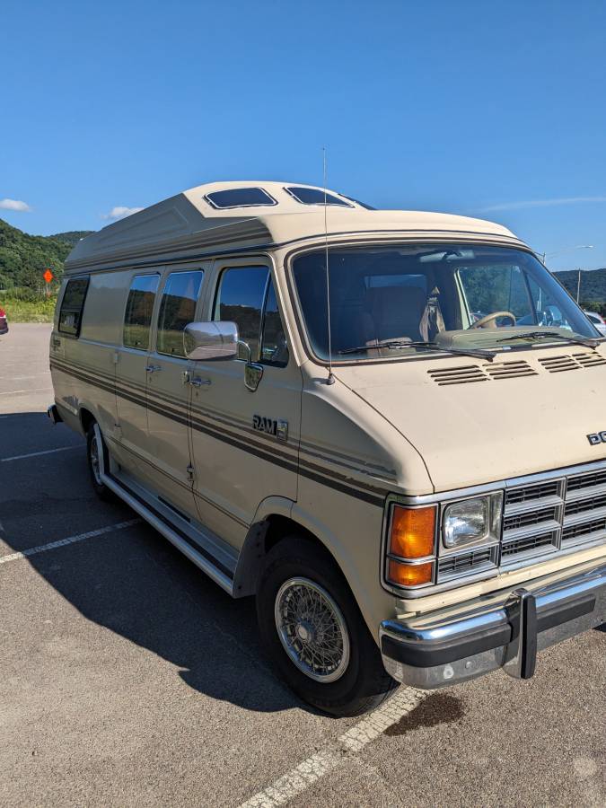 Dodge-E250-camper-van-1988-4