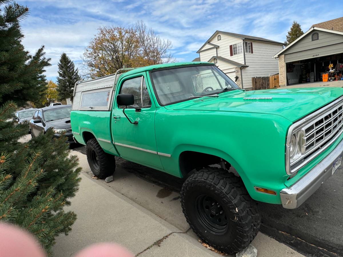 Dodge-Power-wagon-1975-2