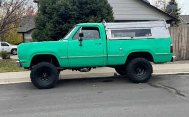 Dodge-Power-wagon-1975