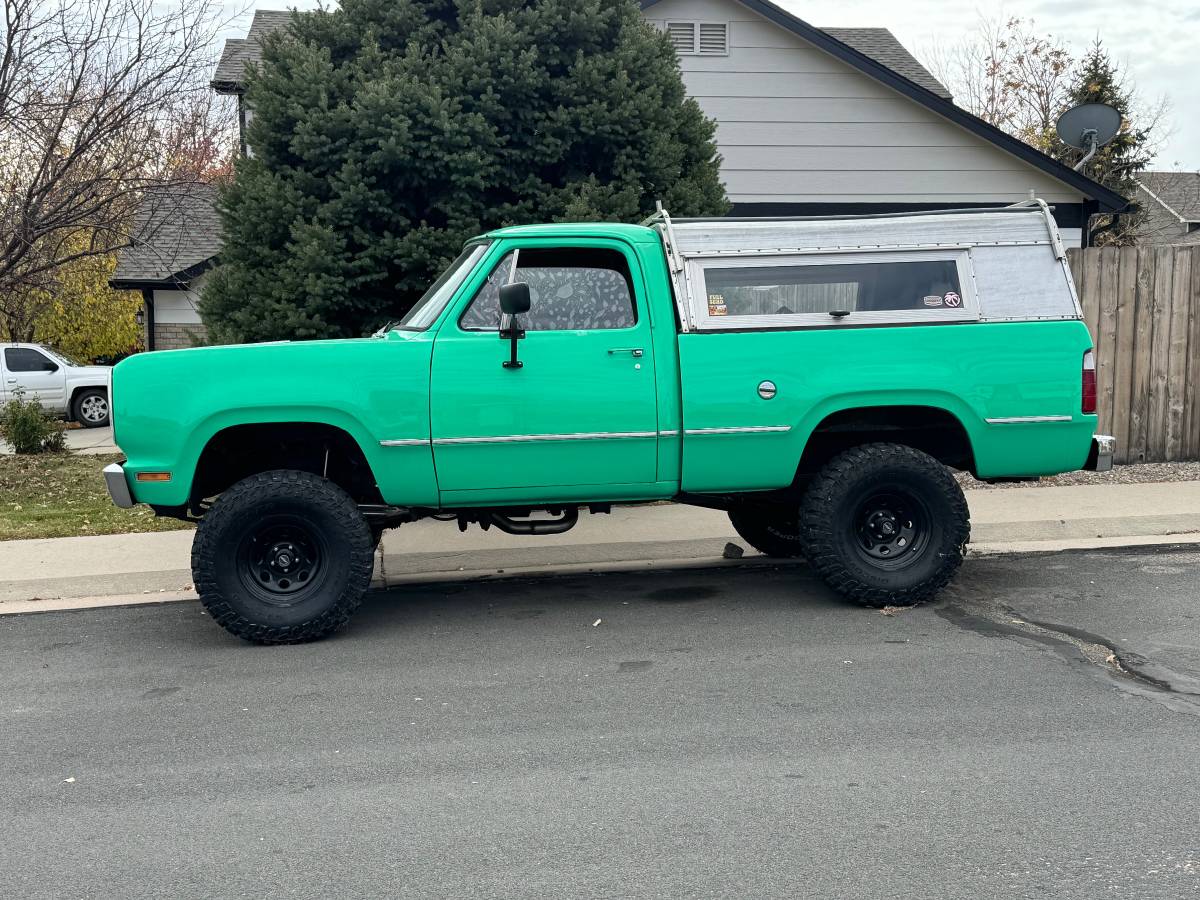 Dodge-Power-wagon-1975