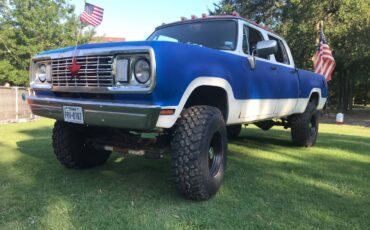 Dodge-Power-wagon-1977