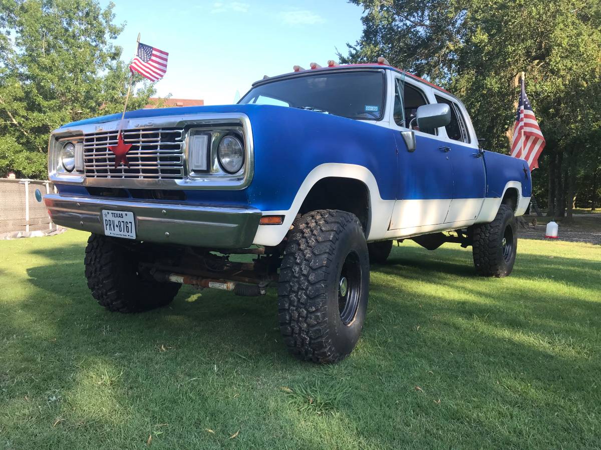 Dodge-Power-wagon-1977